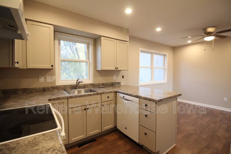 Townhouse for rent at 4926 Madison Ave, Des Moines, IA 50310