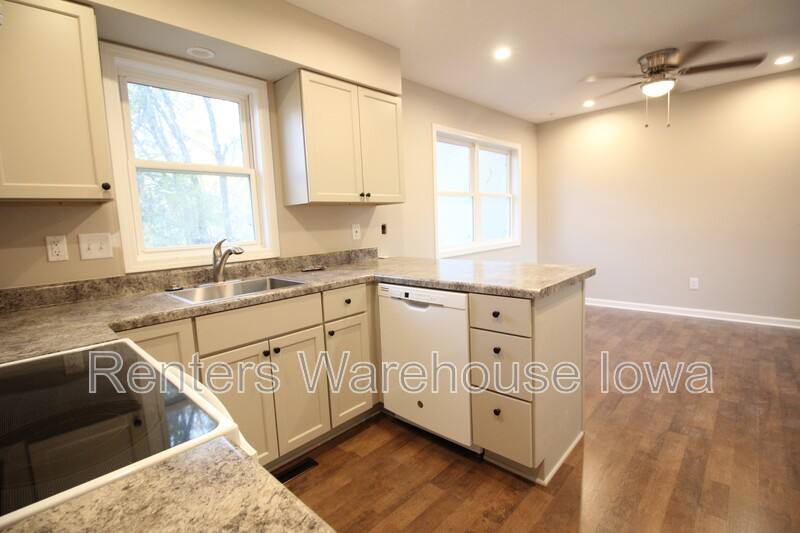 Townhouse for rent at 4926 Madison Ave, Des Moines, IA 50310