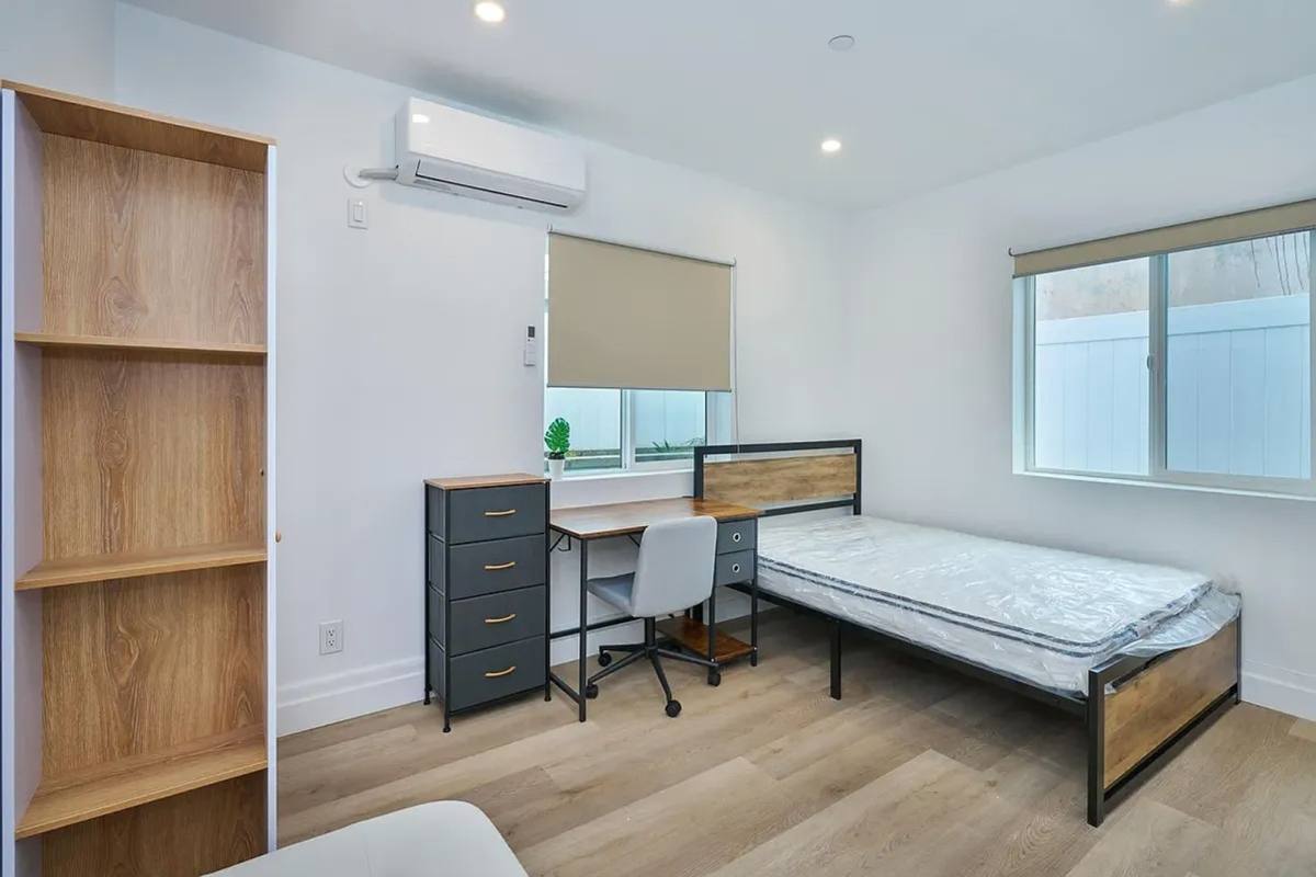 Apartment for rent at 1258 W 37th Dr, Los Angeles, CA 90007