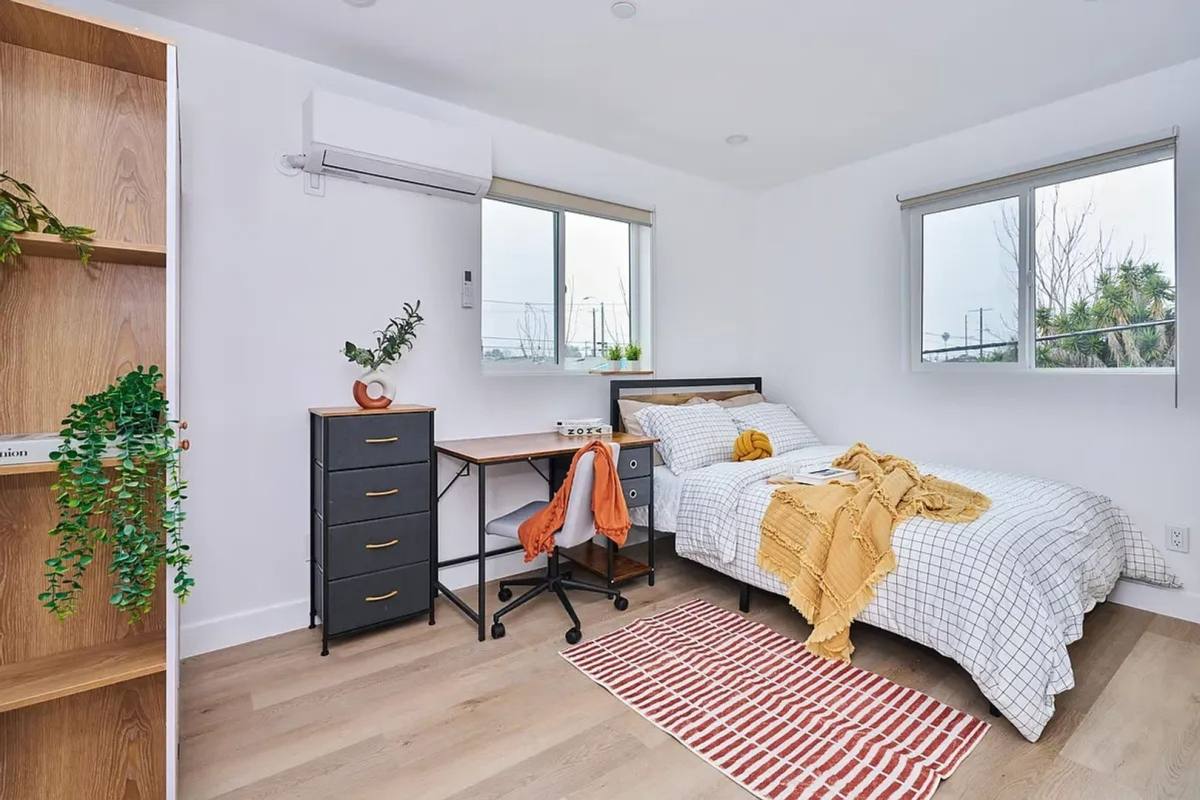 Apartment for rent at 1258 W 37th Dr, Los Angeles, CA 90007