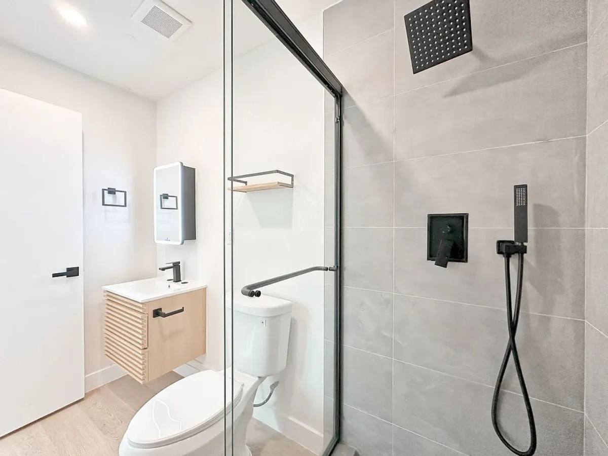 Apartment for rent at 1258 W 37th Dr, Los Angeles, CA 90007