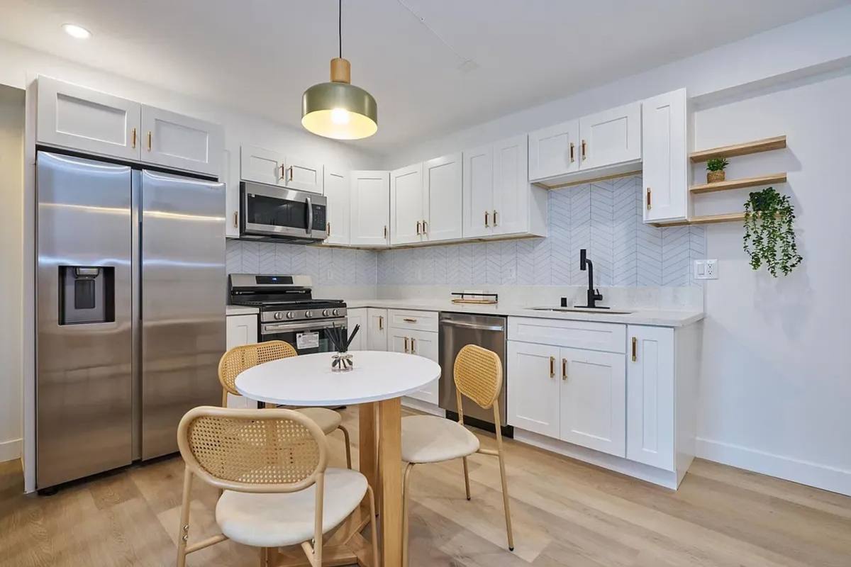 Apartment for rent at 1258 W 37th Dr, Los Angeles, CA 90007