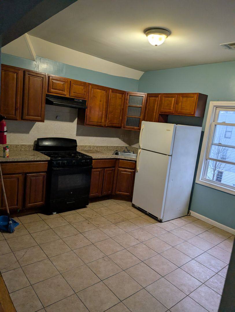Apartment for rent at 42 Fabyan Place, Newark, NJ 07108