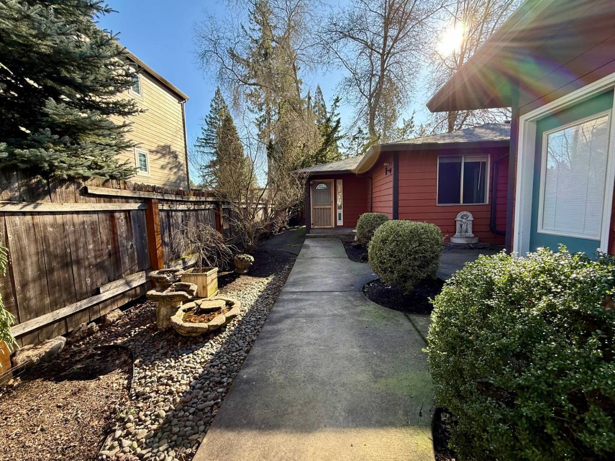 House for rent at 6918 SW 104th Ave, Beaverton, OR 97008