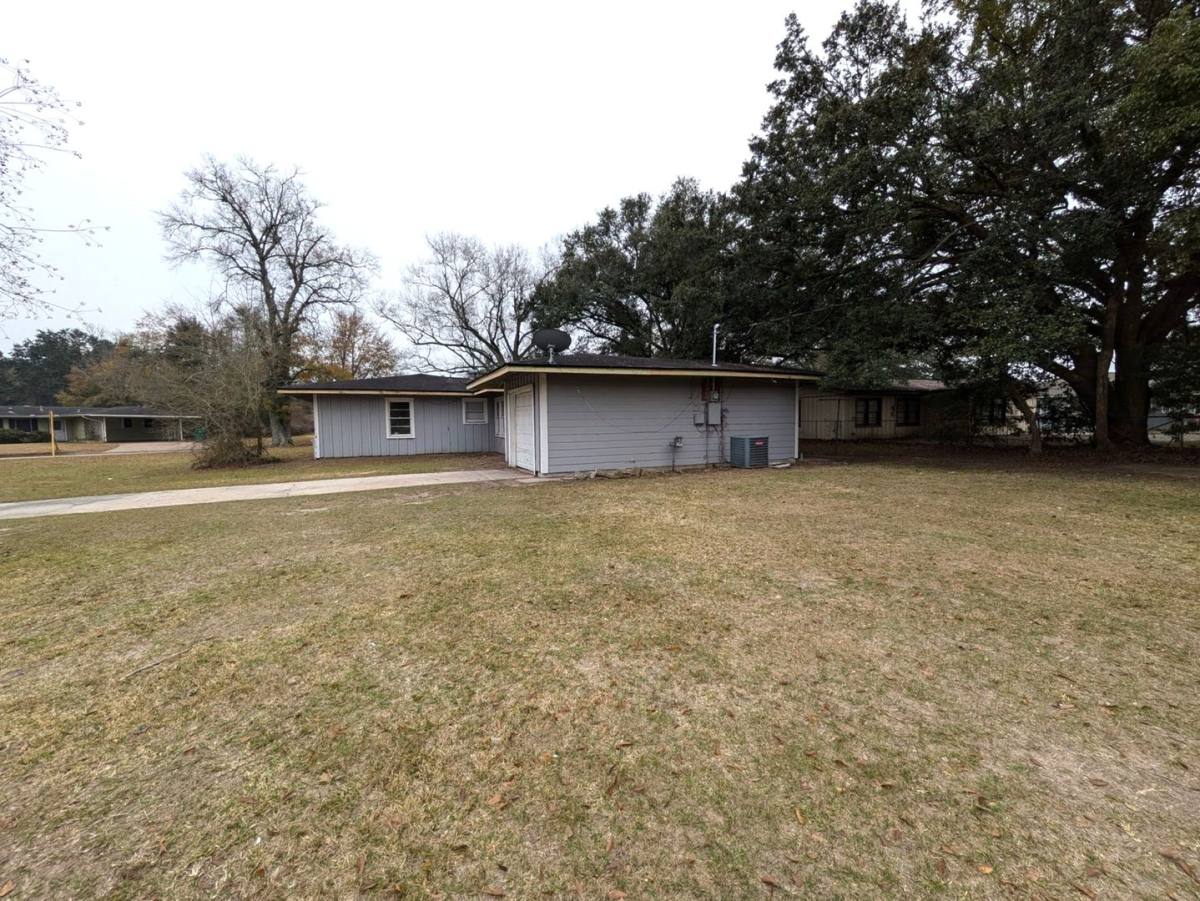 House for rent at 302 Bridalwreath, Orange, TX 77630