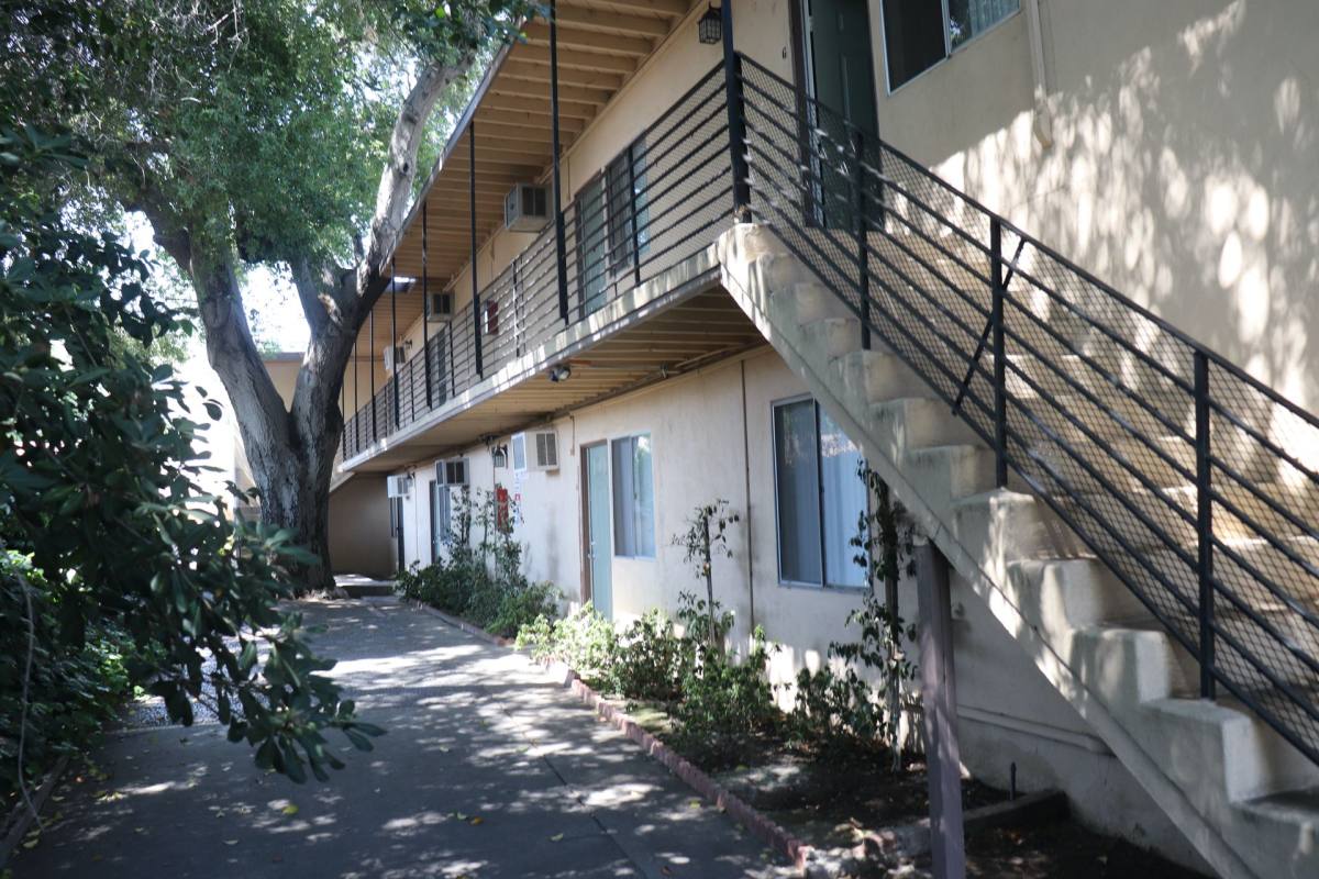 Apartment for rent at 729-733 W Foothill Blvd, Monrovia, CA 91016