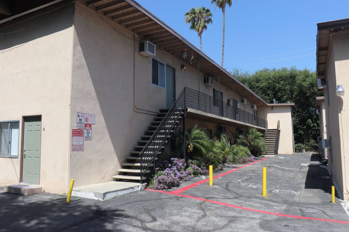 Apartment for rent at 729-733 W Foothill Blvd, Monrovia, CA 91016