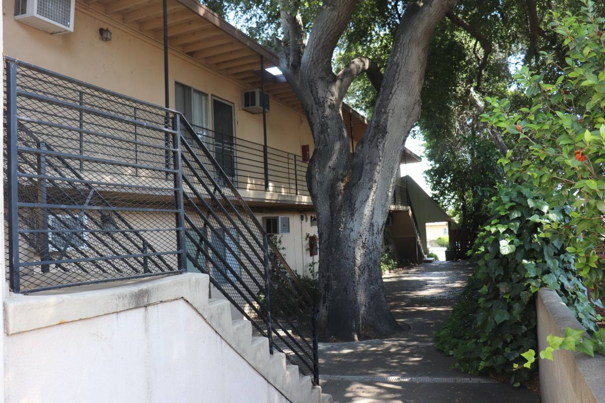 Apartment for rent at 729-733 W Foothill Blvd, Monrovia, CA 91016