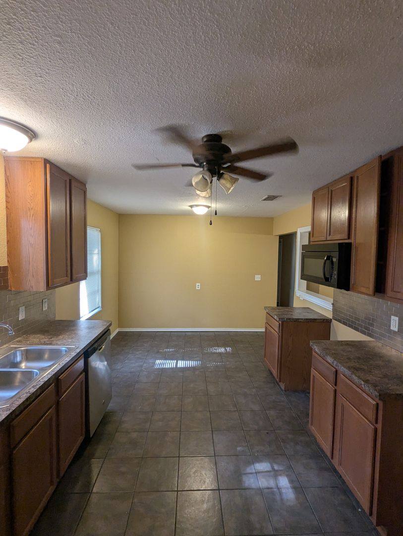 House for rent at 912 Red Bud Dr, Azle, TX 76020