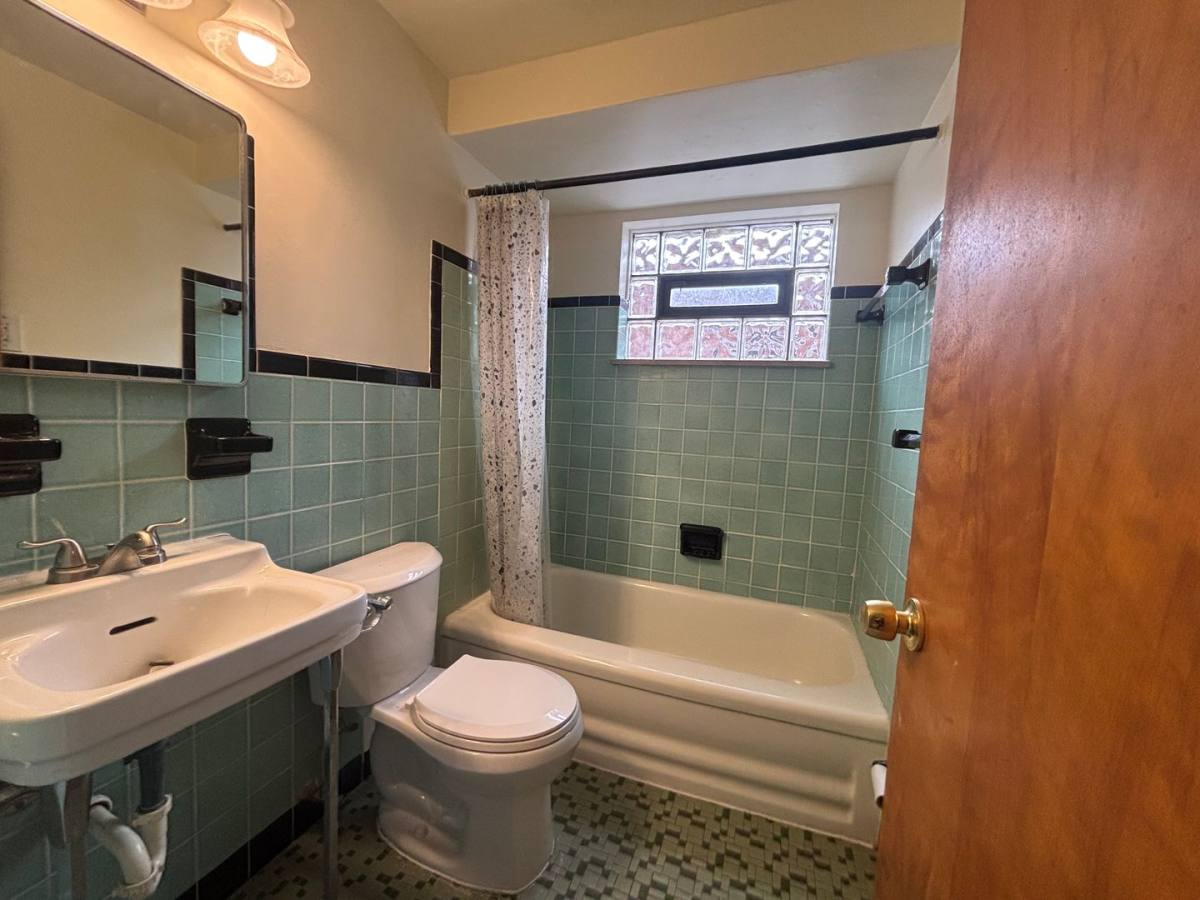 Apartment for rent at 17840 Lake Shore Blvd, Cleveland, OH 44119