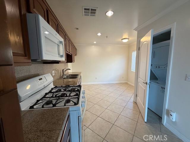 Condo for rent at 13525 Vanowen St #301, Van Nuys, CA 91405