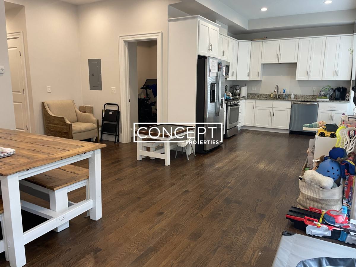 Townhouse for rent at 2044 Beacon St #2TS, Waban, MA 02468