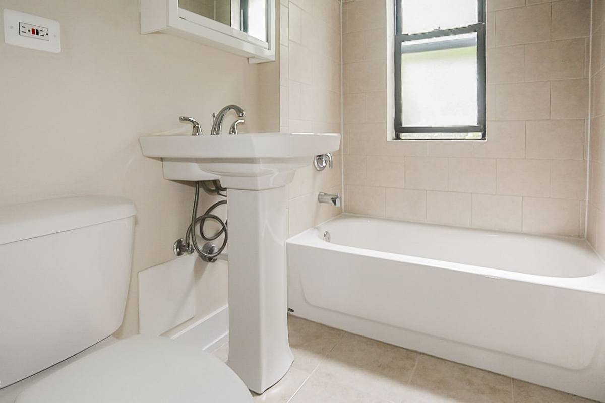 Apartment for rent at 617 Melrose St, Chicago, IL 60657