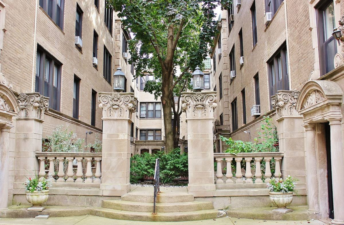 Apartment for rent at 617 Melrose St, Chicago, IL 60657