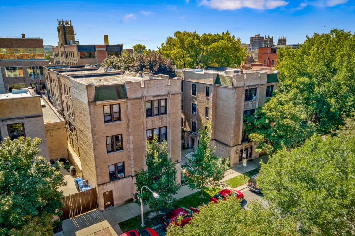 Apartment for rent at 617 Melrose St, Chicago, IL 60657