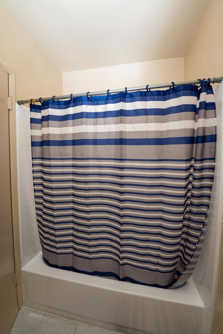 Apartment for rent at 7425 Vineland Ave, Sun Valley, CA 91352