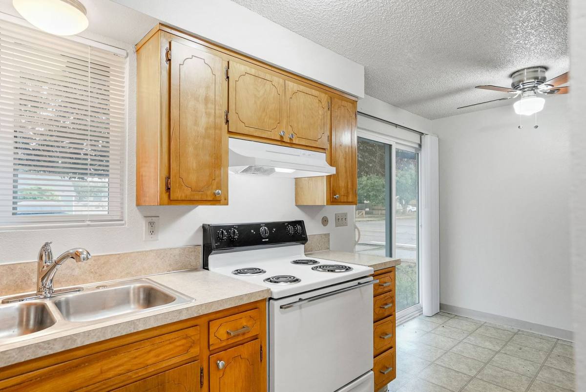 Apartment for rent at 635 S 5th St, Lebanon, OR 97355