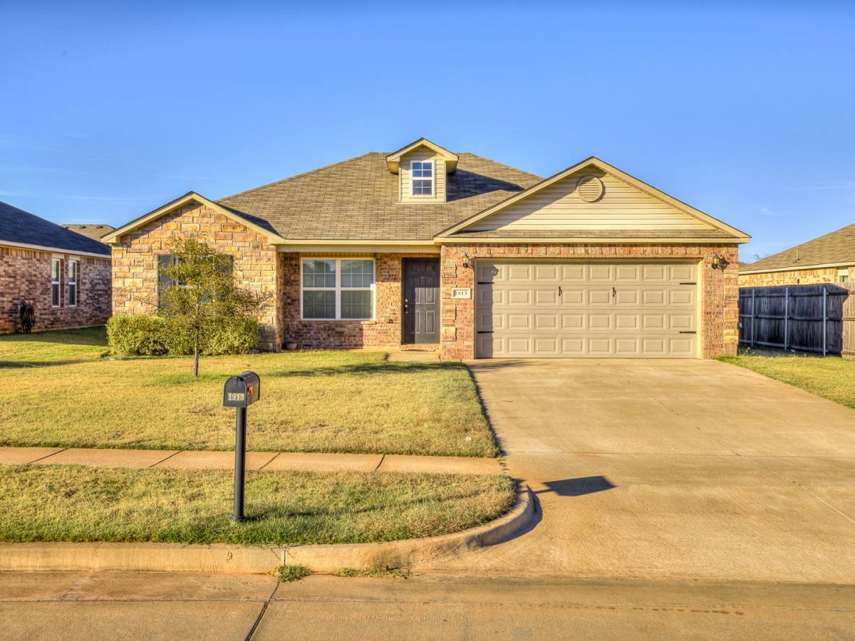 House for rent at 1913 W Oak Valley Way, Mustang, OK 73064