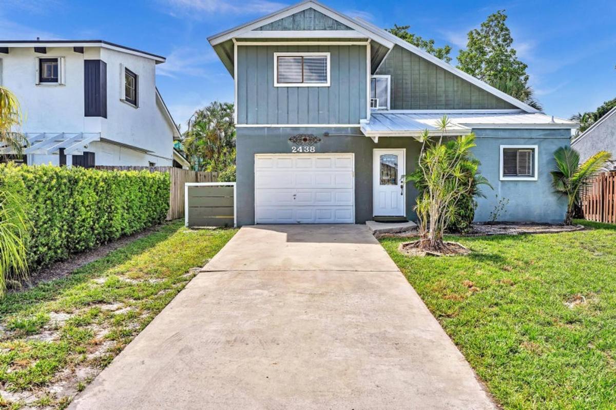 House for rent at 2438 Southridge Rd, Delray Beach, FL 33444