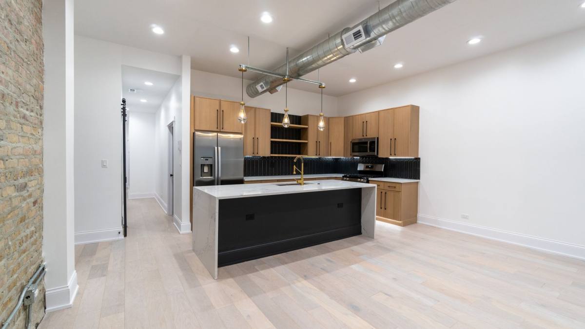 Apartment for rent at 1900 W Ainslie St, Chicago, IL 60640