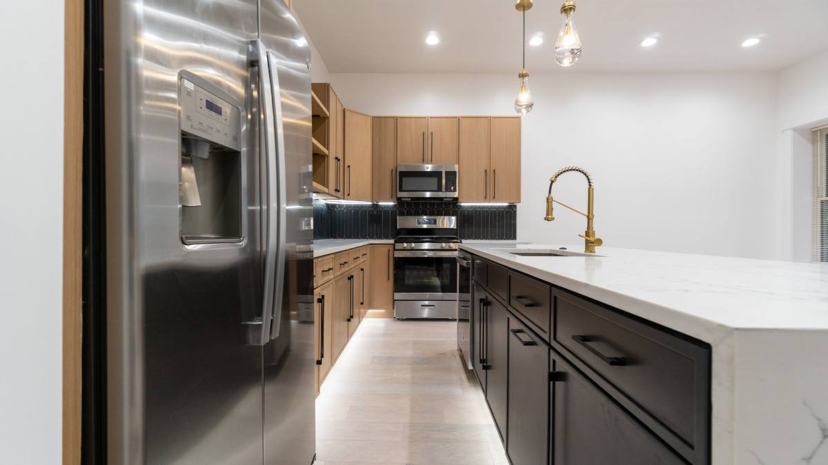 Apartment for rent at 1900 W Ainslie St, Chicago, IL 60640