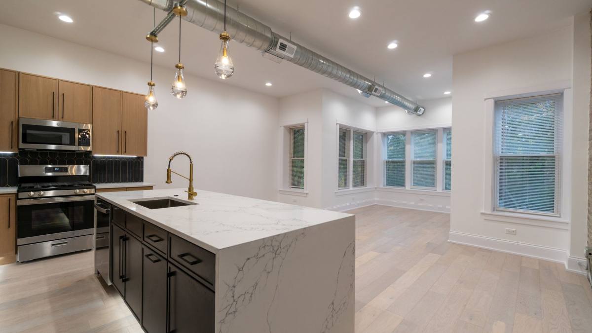 Apartment for rent at 1900 W Ainslie St, Chicago, IL 60640