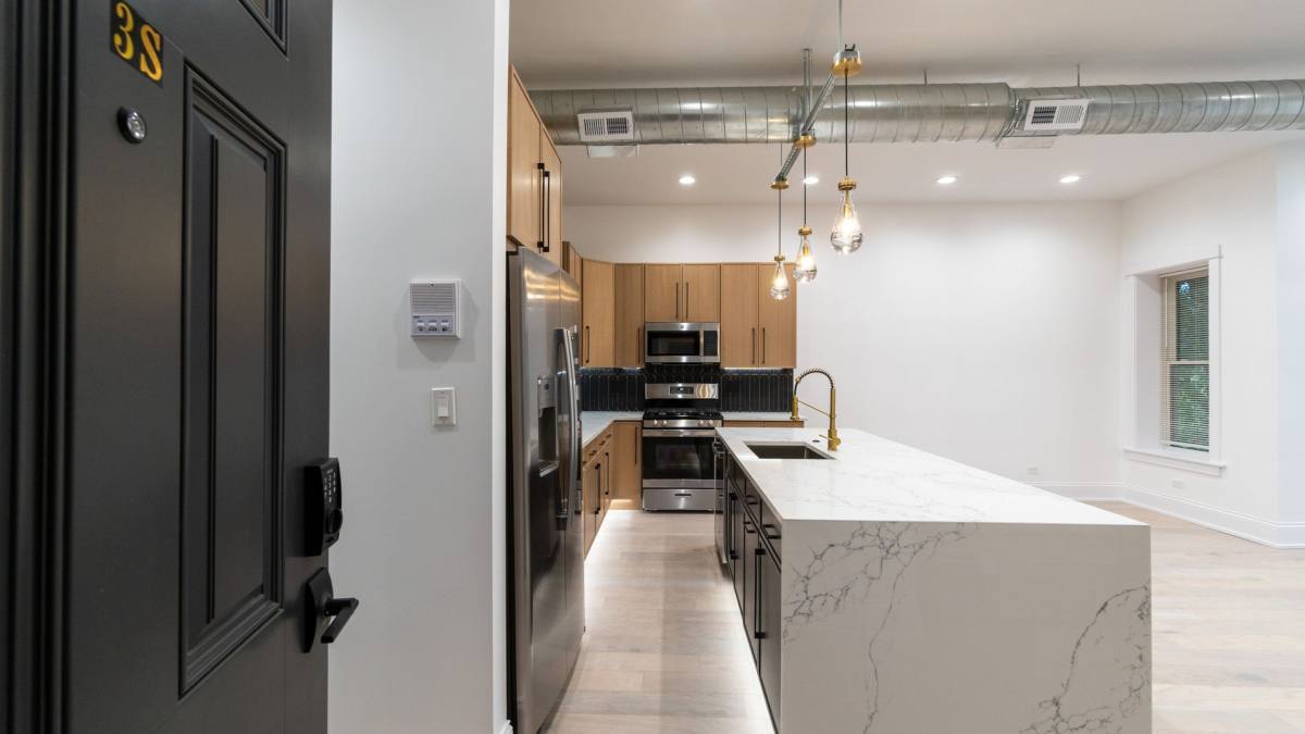 Apartment for rent at 1900 W Ainslie St, Chicago, IL 60640