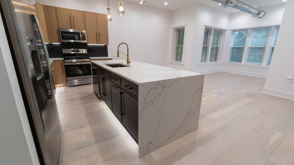 Apartment for rent at 1900 W Ainslie St, Chicago, IL 60640