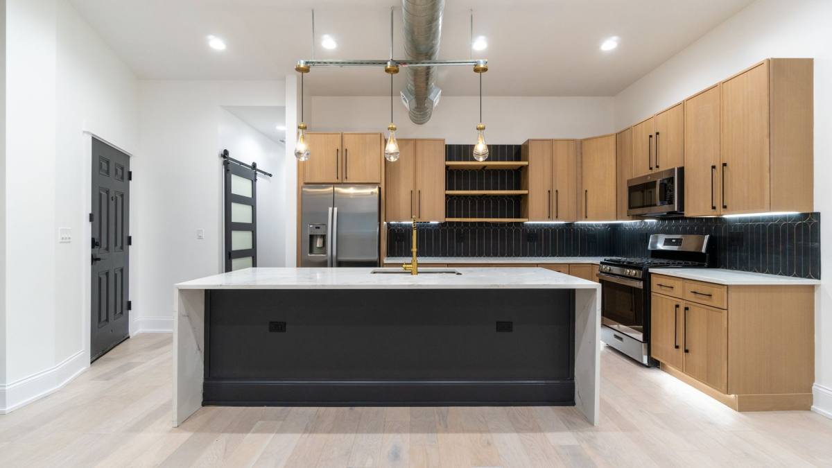 Apartment for rent at 1900 W Ainslie St, Chicago, IL 60640