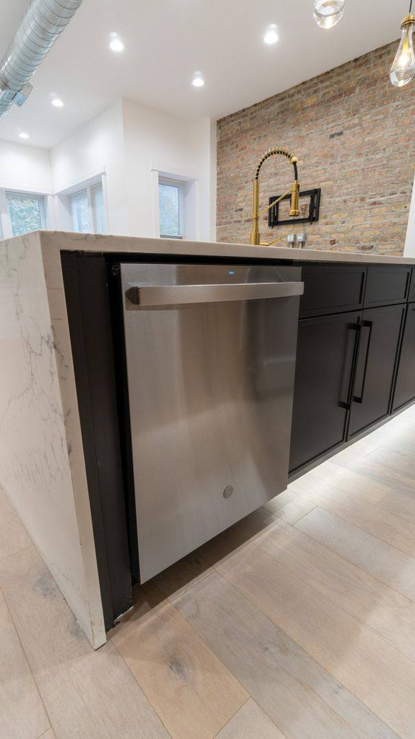 Apartment for rent at 1900 W Ainslie St, Chicago, IL 60640