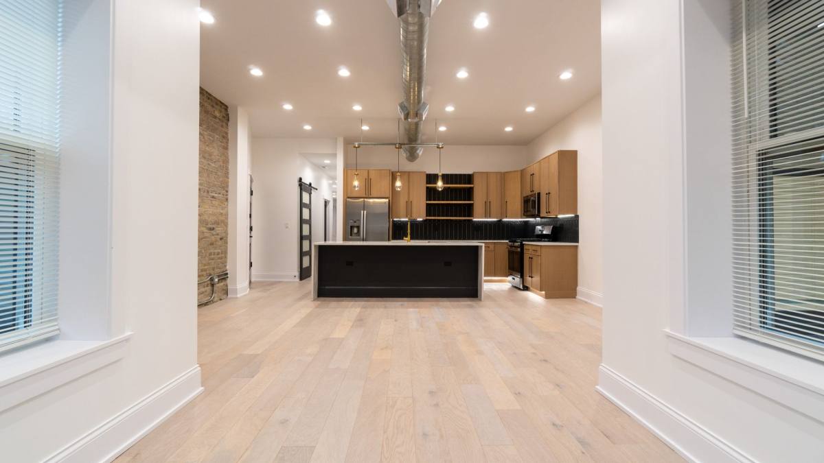 Apartment for rent at 1900 W Ainslie St, Chicago, IL 60640