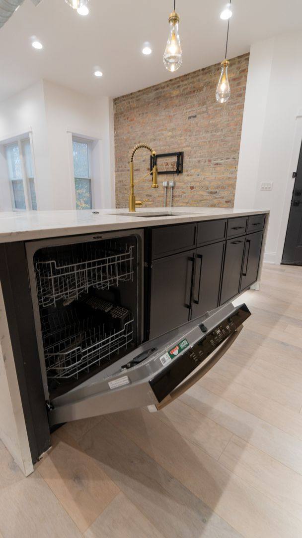 Apartment for rent at 1900 W Ainslie St, Chicago, IL 60640