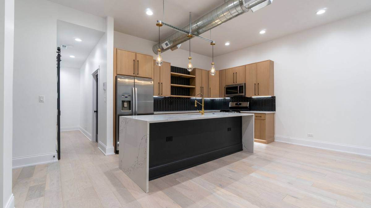 Apartment for rent at 1900 W Ainslie St, Chicago, IL 60640