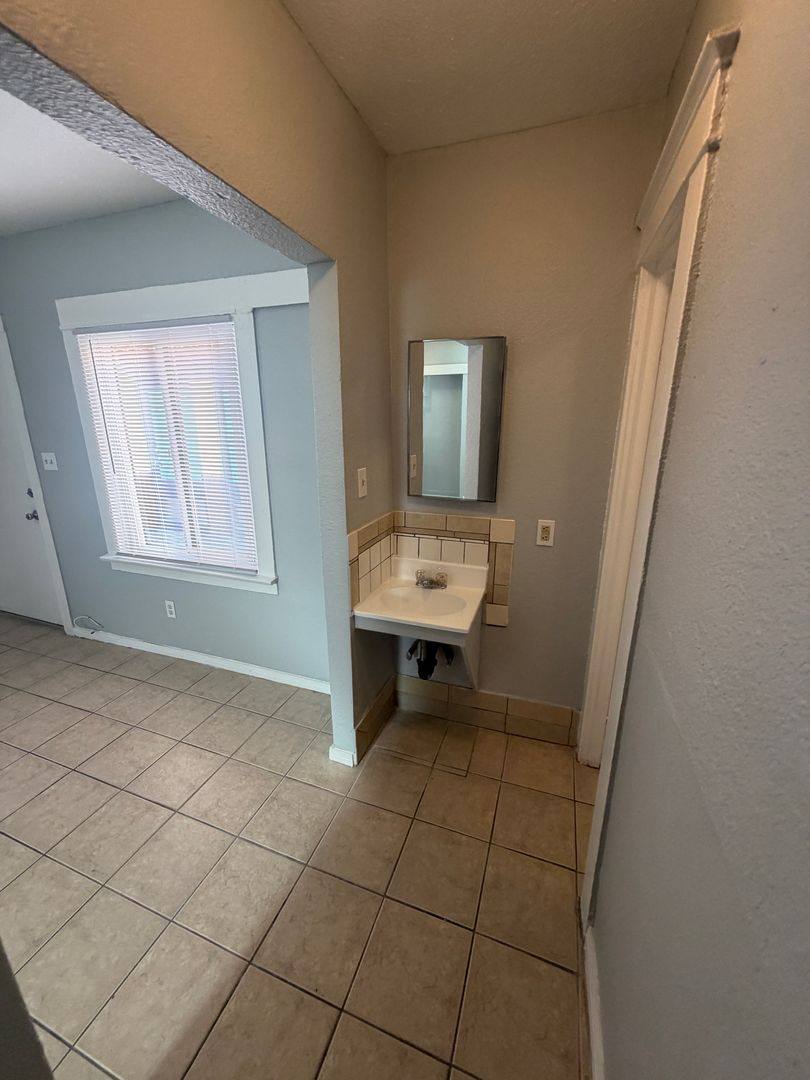 Apartment for rent at 1130 Raymond Ave, Long Beach, CA 90804