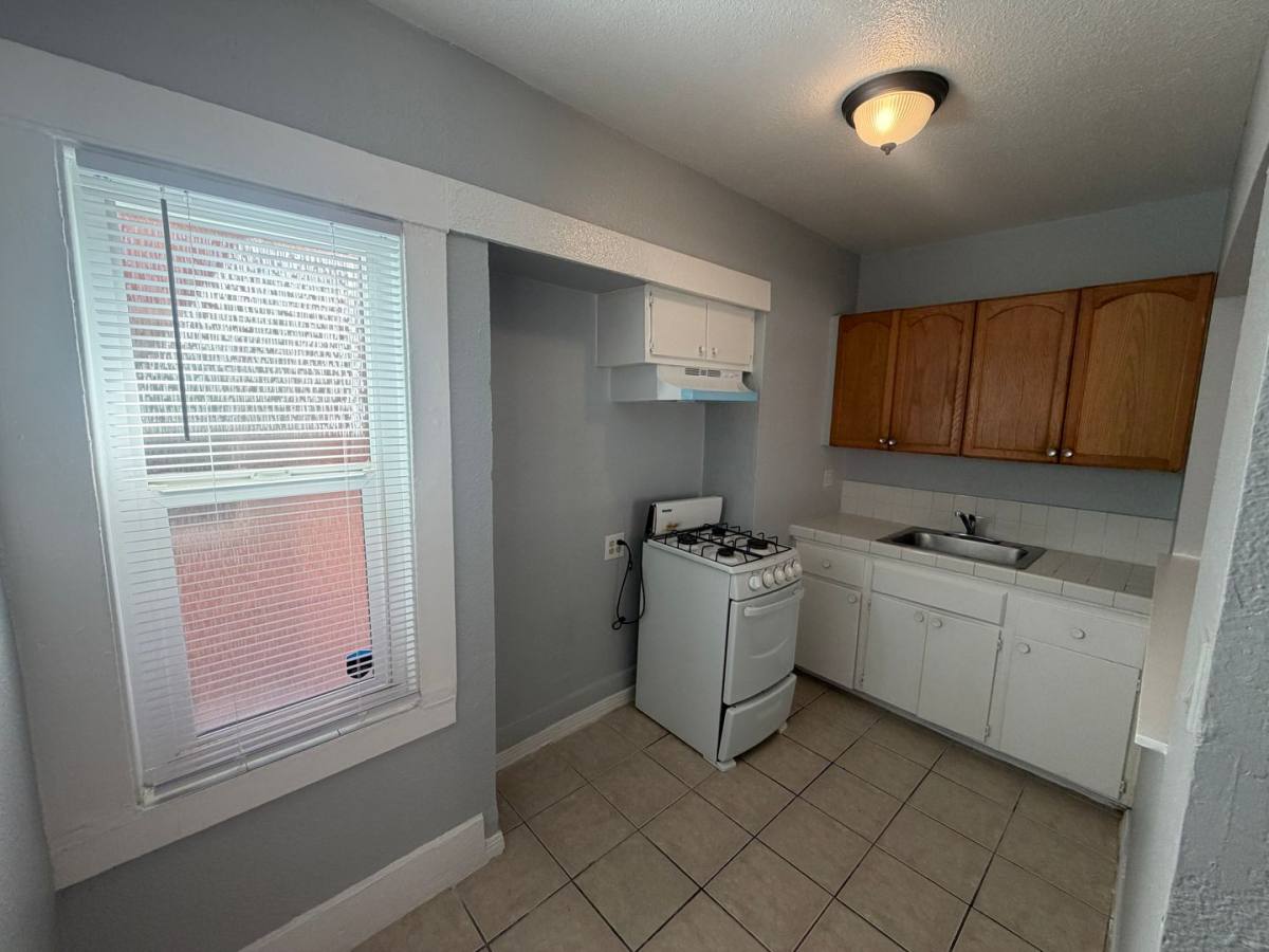 Apartment for rent at 1130 Raymond Ave, Long Beach, CA 90804