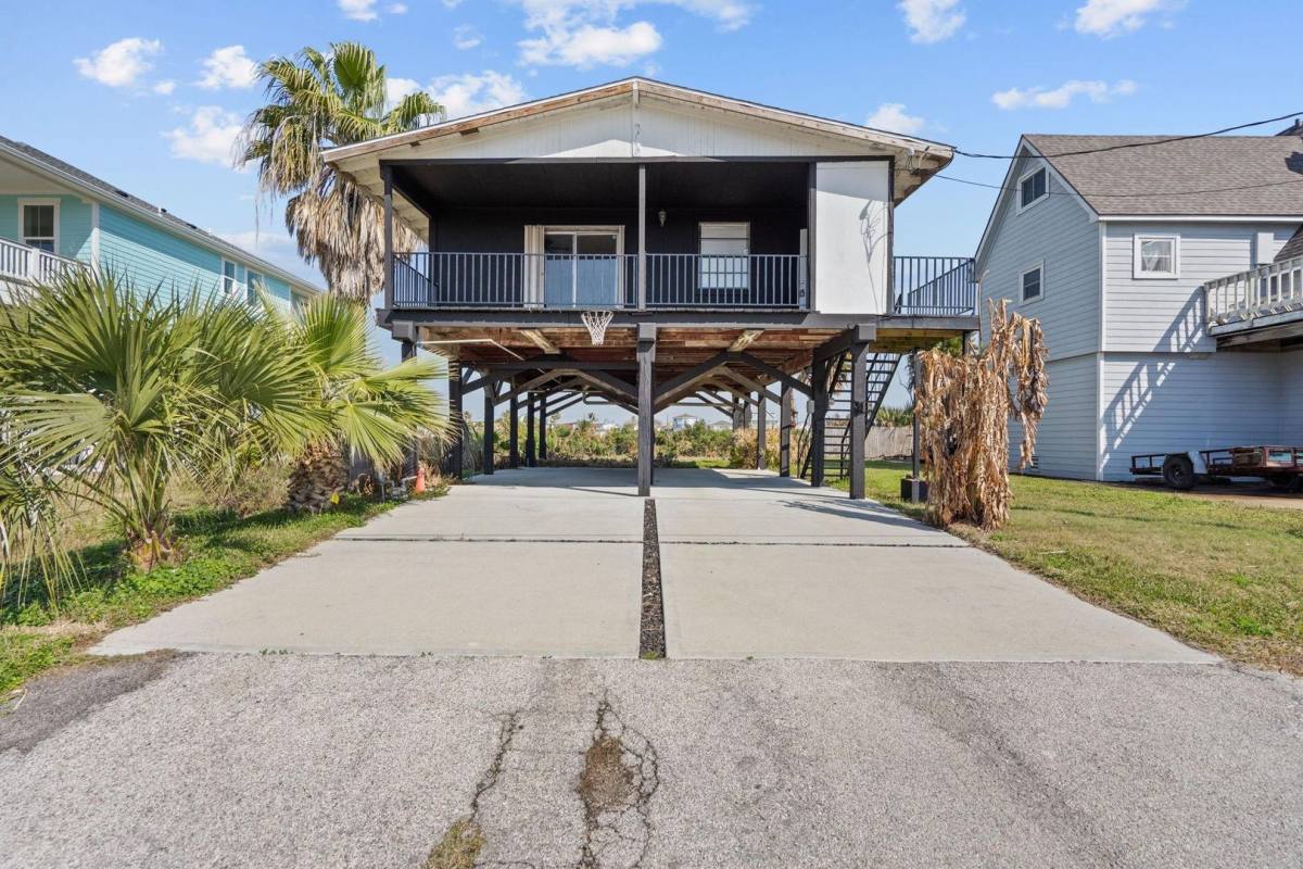 House for rent at 810 93rd St, Galveston, TX 77554