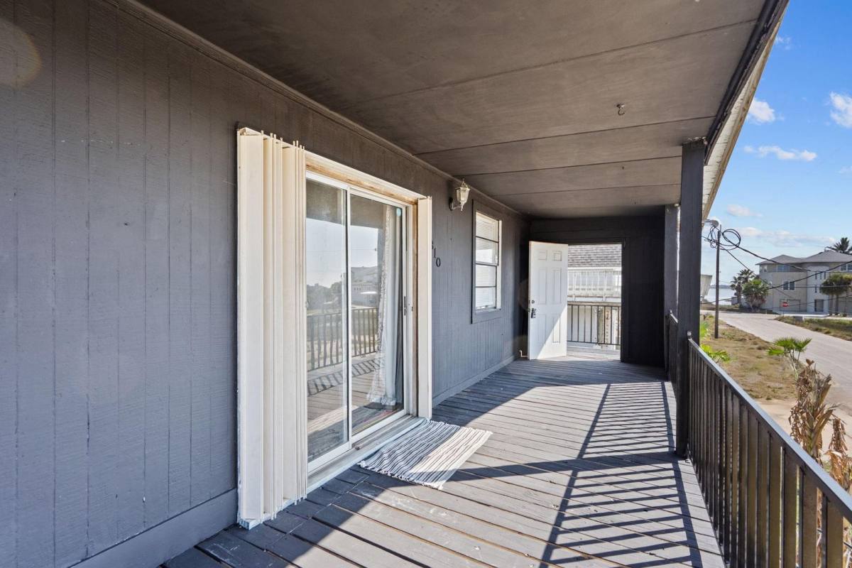 House for rent at 810 93rd St, Galveston, TX 77554
