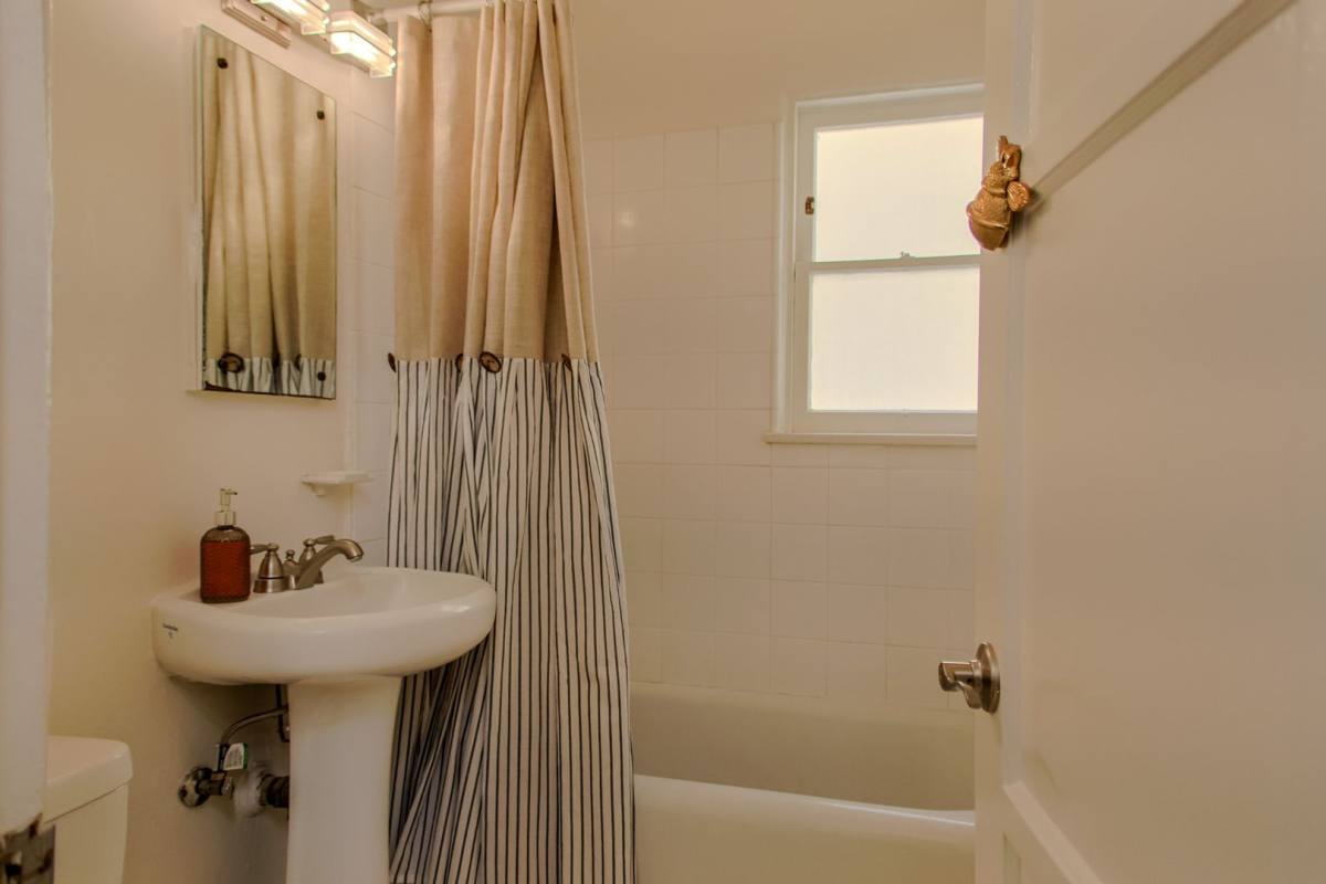 Apartment for rent at 208 N Louise St, Glendale, CA 91206