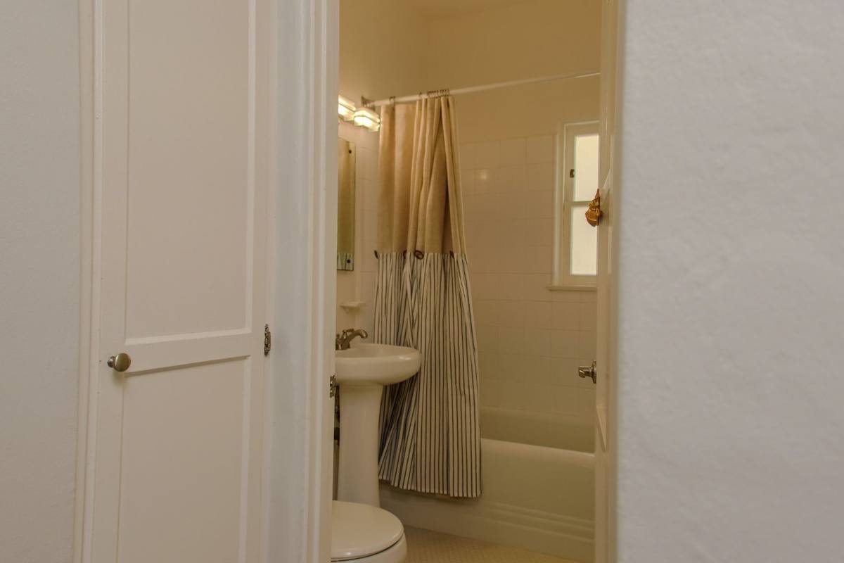 Apartment for rent at 208 N Louise St, Glendale, CA 91206