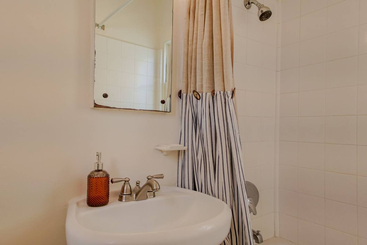 Apartment for rent at 208 N Louise St, Glendale, CA 91206