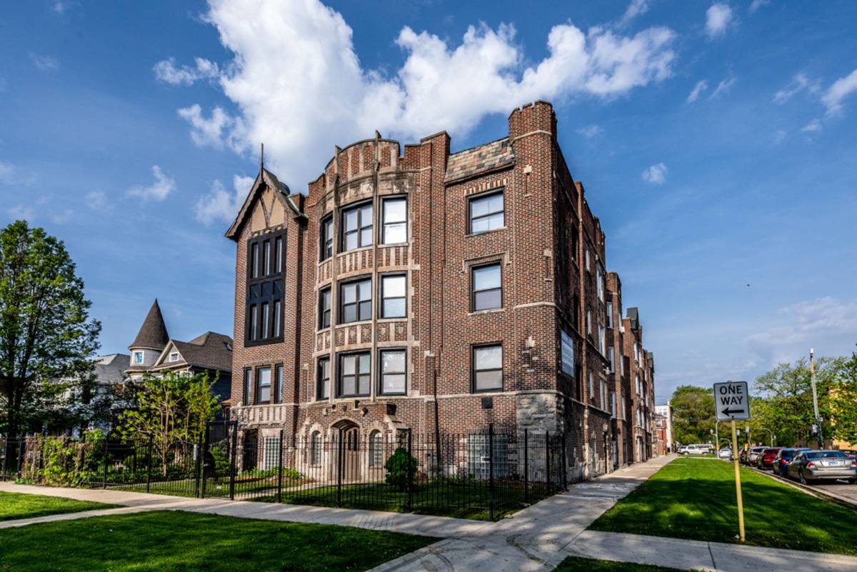 Apartment for rent at 654 N Pine Ave, Chicago, IL 60644