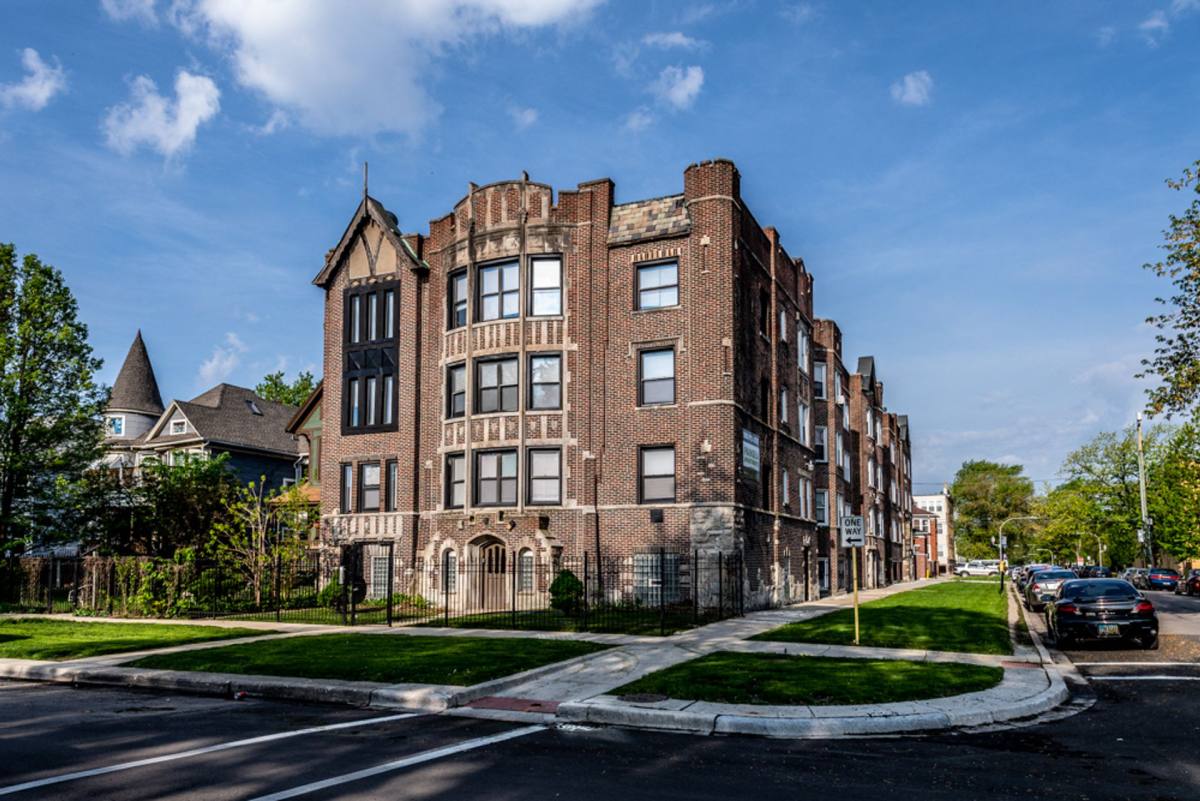 Apartment for rent at 654 N Pine Ave, Chicago, IL 60644