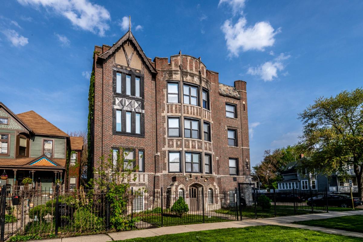 Apartment for rent at 654 N Pine Ave, Chicago, IL 60644
