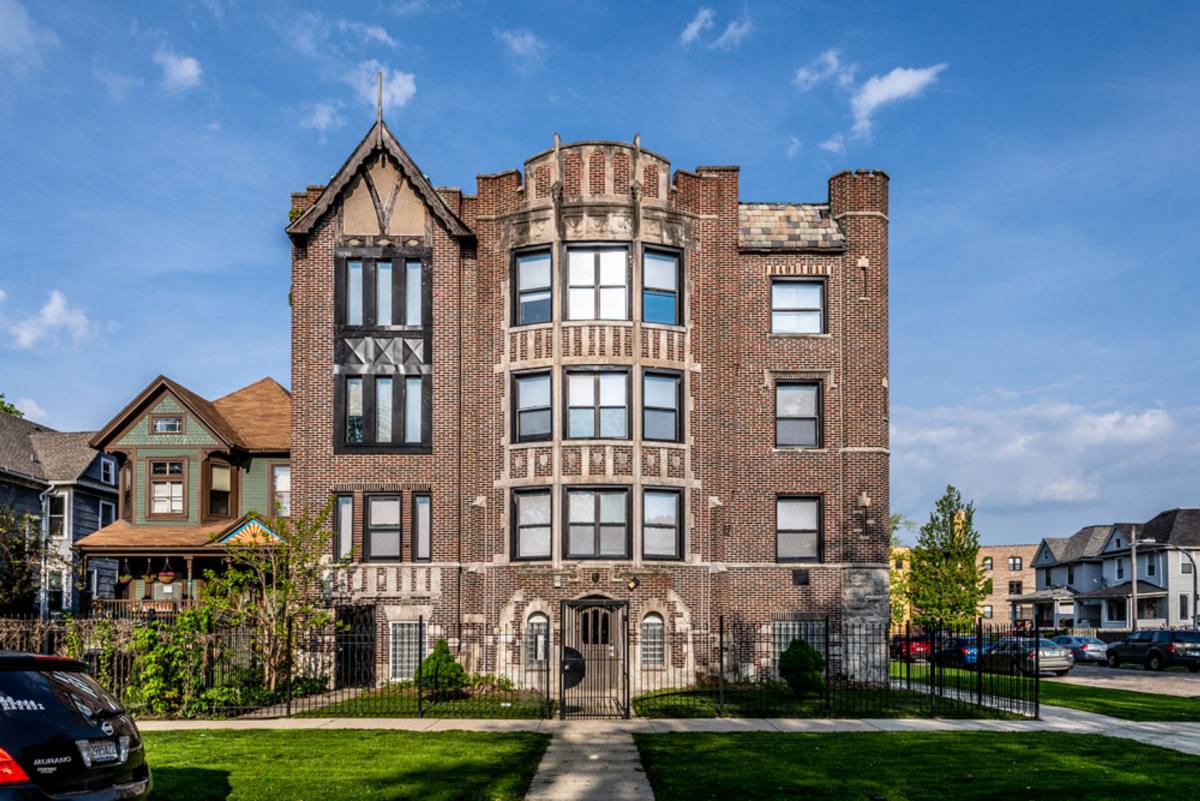 Apartment for rent at 654 N Pine Ave, Chicago, IL 60644