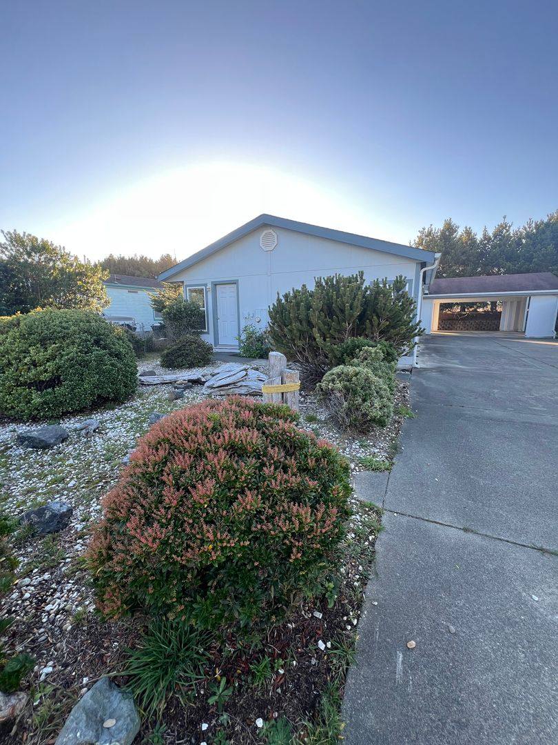 House for rent at 2976 Spinnaker Dr, Bandon, OR 97411