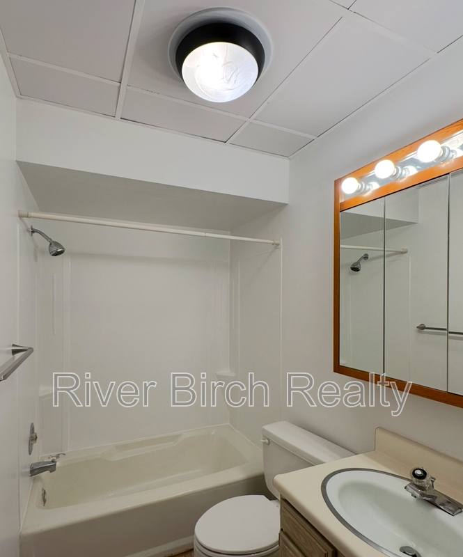 Apartment for rent at 525 E Pine St #4, Springfield, IL 62703