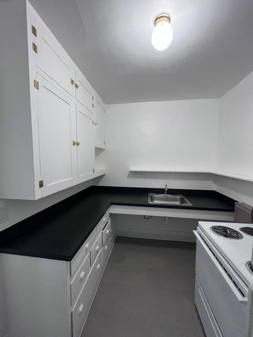 Apartment for rent at 1809 SE Hawthorne Blvd, Portland, OR 97214