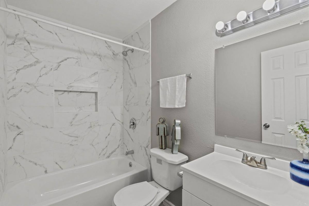 Apartment for rent at 911 Ave K, Galveston, TX 77550