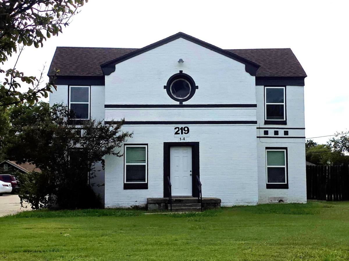 Apartment for rent at 219 SE 13th St, Grand Prairie, TX 75051