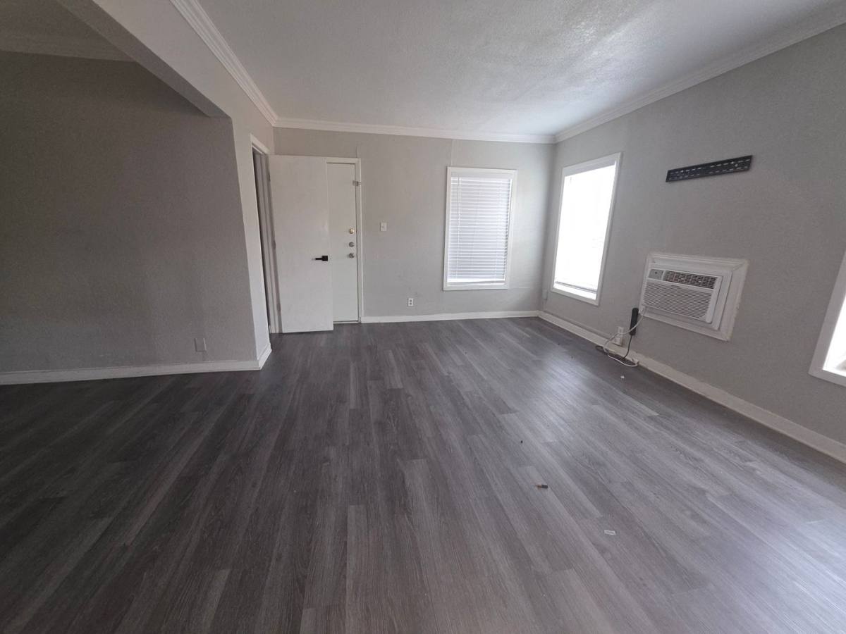 Apartment for rent at 219 SE 13th St, Grand Prairie, TX 75051